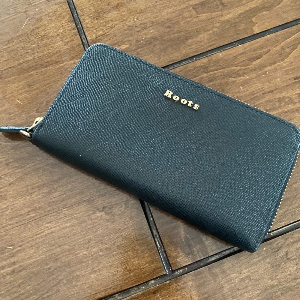 Roots Black Wallet